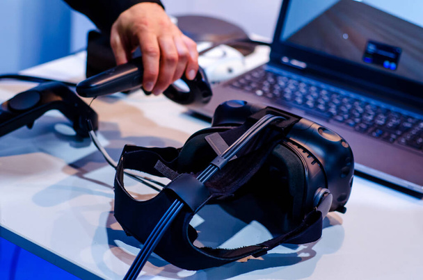 Virtuelles Realitätssystem. Vr Headsets mit Controllern - Foto, Bild