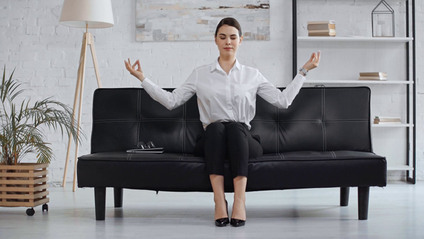 businesswoman w formalnym ubraniu medytuje w biurze - Materiał filmowy, wideo