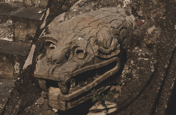 Der Tempel Quetzalcoatl ist reich mit Reliefs dekoriert, die den Gott Tlaloc und die gefiederte Schlange darstellen, die das irdische Wasser symbolisiert. Mexikanische Ausgrabungsstätte "Teotihuacan" - Foto, Bild