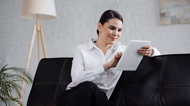 happy businesswoman using digital tablet in office  - Video, Çekim