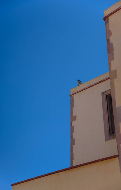 Angolo di un edificio con sfondo cielo blu - Foto, immagini