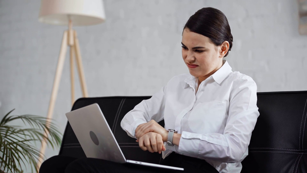 businesswoman za pomocą laptopa i cierpiących z powodu bólu w rękach  - Materiał filmowy, wideo