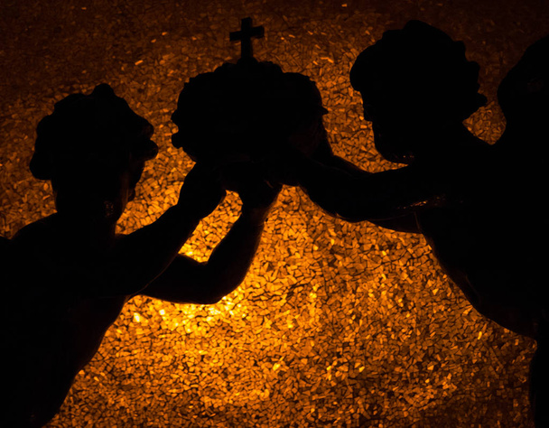 Dini figürlerin silueti / tacını taşıyan melekler - Fotoğraf, Görsel