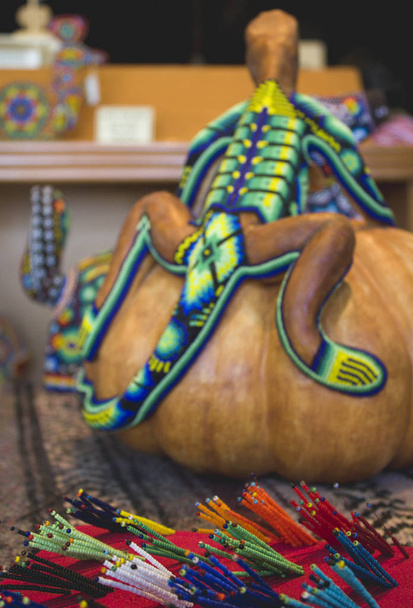 Huichol mexicain Art, Décoration colorée utilisant des symboles et des motifs qui remontent à des siècles, les produits sont des "toiles de fils" et des objets décorés de petites perles fabriquées - Photo, image