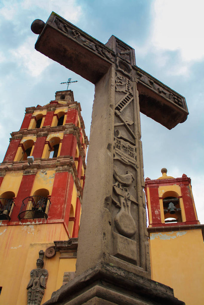 Bella Chiesa e croce della città messicana di Queretaro  - Foto, immagini