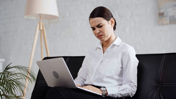 хвора бізнес-леді використовує ноутбук в офісі
  - Кадри, відео