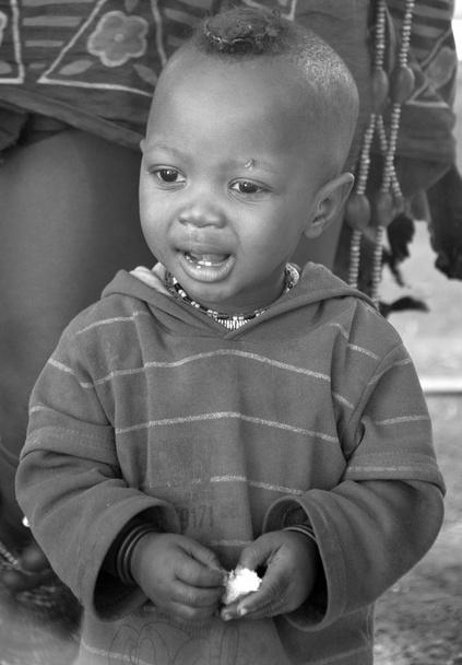 Khorixas, Namibia October 09, 2014: Undentified child Himba trip. Хімба - це корінні народи, що проживають в північній Намібії, в регіоні Кунене Південно-Західної Африки на восьминогах 09 2014 року.  - Фото, зображення