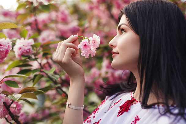 Jeune femme avec fleur dans le jardin de printemps
 - Photo, image