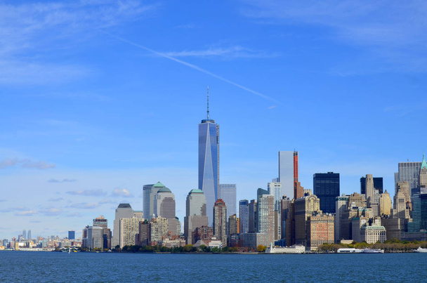 НЬЮ-ЙОРК - 24 ОКТЯБРЯ: Нижний Манхэттен и один Всемирный торговый центр или Башня Свободы 24 октября 2013 года в Нью-Йорке, Нью-Йорк является основным зданием нового комплекса Всемирного торгового центра - Фото, изображение