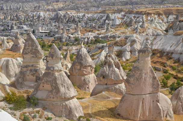 Veistetty tuuli ja vesi, pehmeä vulkaaninen kivi Cappadocia oli ontto asuntoja. - Valokuva, kuva