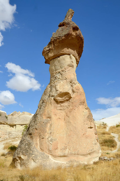 Probably the best known feature of Cappadocia, Turkey found in its very heart, are the fairy chimneys of Goreme and its surrounding villages - Φωτογραφία, εικόνα