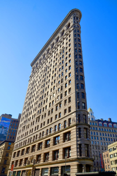 ニューヨーク市- 2012年10月28日ニューヨークの歴史的フラットアイアンビルマンハッタンの5番街に位置する象徴的な三角形の建物は1902年に完成しました。.  - 写真・画像