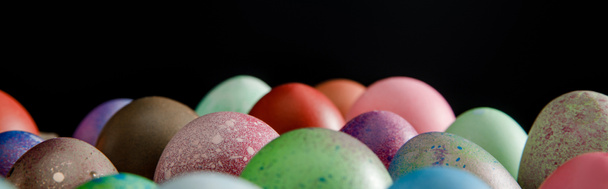 Focus selettivo di uova di Pasqua colorate isolate sul nero, colpo panoramico
 - Foto, immagini