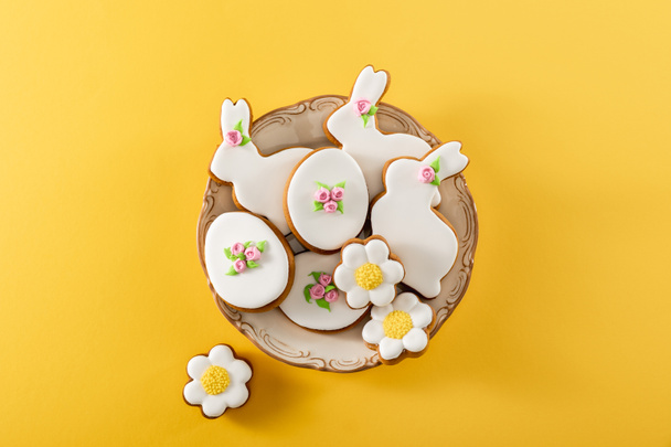 Top view of bowl with delicious cookies on yellow background - Foto, afbeelding