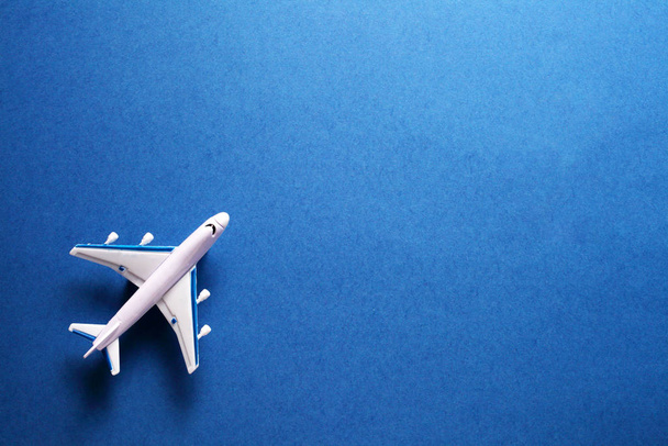 samolot pasażerski zabawki na niebieskim tle, widok z góry z miejscem na tekst - Zdjęcie, obraz