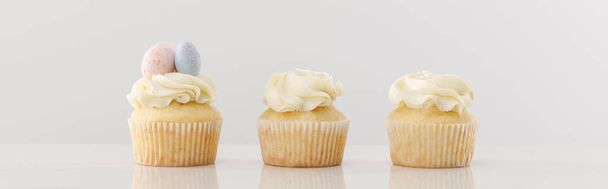 Deliciosos cupcakes isolados em cinza, tiro panorâmico
 - Foto, Imagem