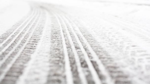 Keréknyomok a téli úton hóval borítva. - Fotó, kép