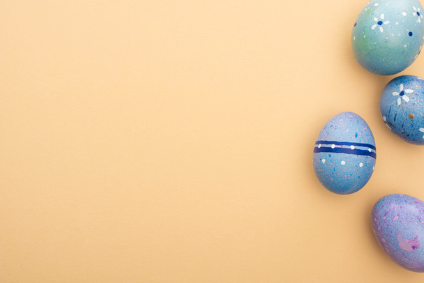 Bej arkaplanda mavi paskalya yumurtalarının üst görünümü - Fotoğraf, Görsel