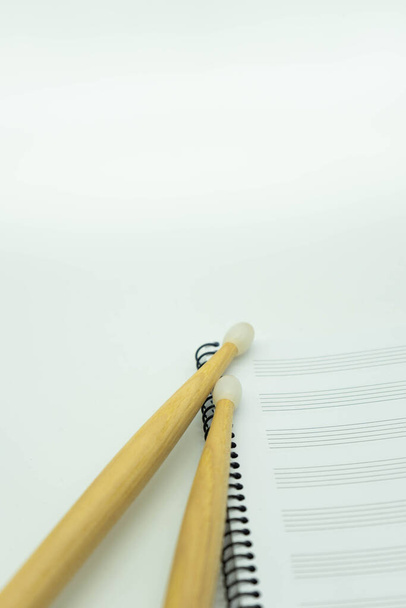 Vista vertical Paus de madeira em um caderno de música com pentagrama. Música de conceito
. - Foto, Imagem
