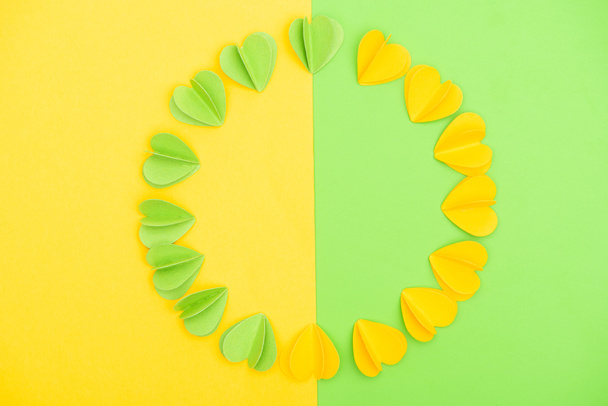 Vista superior de corazones decorativos sobre fondo amarillo y verde, concepto de primavera
  - Foto, imagen