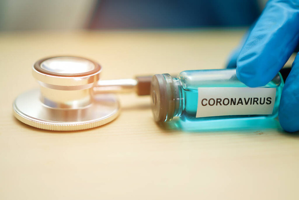 Desarrollo de la vacuna contra el nuevo Coronavirus (2019-nCoV) médica con estereoscopio para uso médico para tratar a pacientes con neumonía en Wuhan, China
. - Foto, Imagen