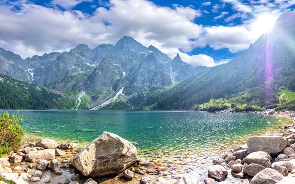 Beau paysage du lac Morske Oko (Oeil de Mer) par temps clair et ensoleillé, Zakopane, Pologne, Hautes Tatras
 - Photo, image