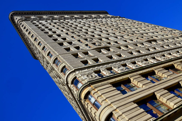 ニューヨーク市- 2012年10月28日ニューヨークの歴史的フラットアイアンビルマンハッタンの5番街に位置する象徴的な三角形の建物は1902年に完成しました。. - 写真・画像