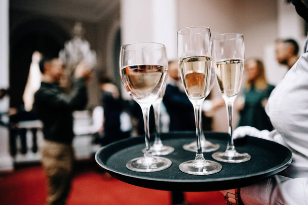 Full glasses of champagne on tra - Fotografie, Obrázek