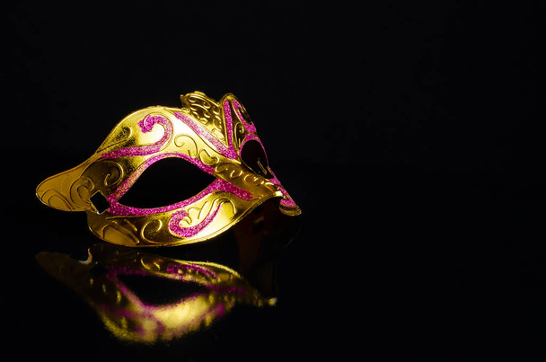 Máscara de carnaval sobre fondo negro - Foto, Imagen