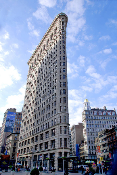 NEW YORK CITY - OCT 28: Historic Flatiron Building in NYC as seen on Oct 28, 20123 This iconic triangular building located in Manhattan's Fifth Ave was completed in 1902 - Foto, Imagem