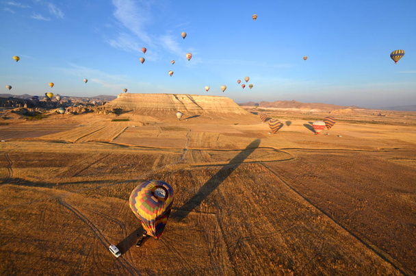 GOREME, TURKEY - PAŹDZIERNIK, 02: Latanie balonem na ogrzane powietrze nad Kapadocją jest znane na całym świecie jako jedno z najlepszych miejsc do latania balonami na ogrzane powietrze 02 października 2013 r. w Goreme, Kapadocja, Turcja. - Zdjęcie, obraz