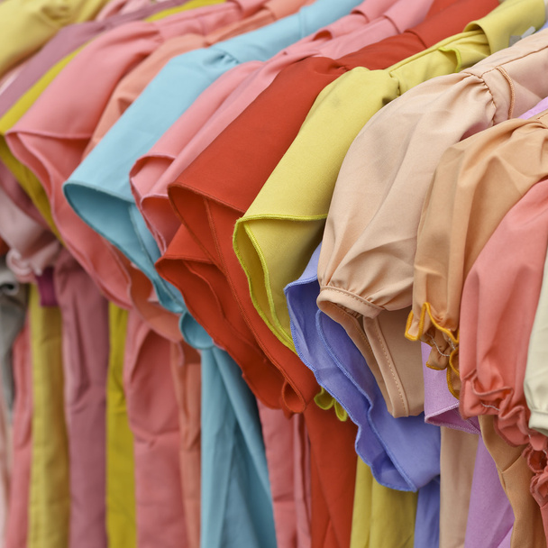 θηλυκό πολύχρωμα ρούχα μόδα - Φωτογραφία, εικόνα