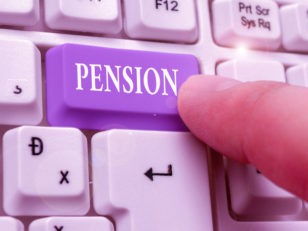 Pisanie, Wyświetlono Pension pojęciowy ręcznie. Biznesowe zdjęcie tekstu przychody seniorów zarobić po emeryturę zapisuje dla starszych lat. - Zdjęcie, obraz