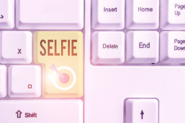Texte manuscrit Selfie. Concept signifiant la photographie que l'on a prise de soi-même avec un smartphone
. - Photo, image