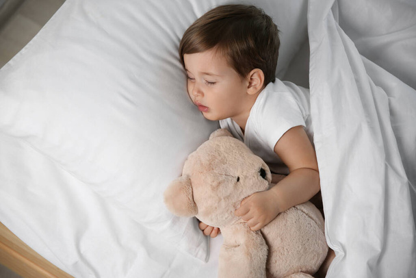 Roztomilé děťátko spí doma s hračkou. Čas jít spát - Fotografie, Obrázek