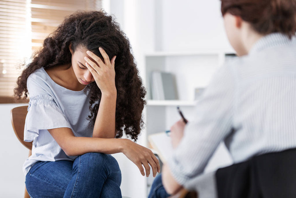 Professional psychotherapies and young woman suffering from ptsd - Zdjęcie, obraz
