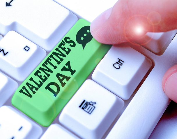 Konzeptionelle Handschrift, die den Valentinstag zeigt. Geschäftstext roanalysistischer Feiertag wird jedes Jahr am 14. Februar gefeiert. - Foto, Bild