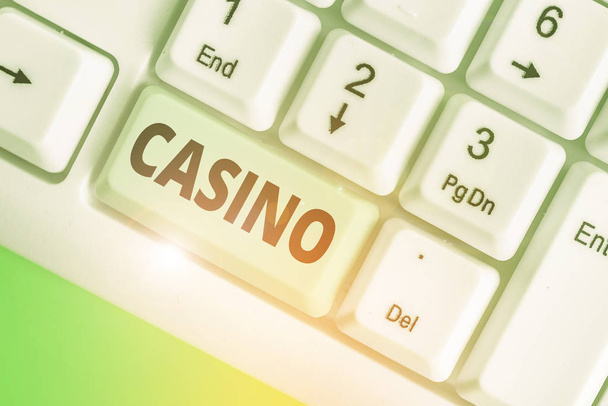 Käsitteellinen käsin kirjoittaminen osoittaa Casino. Business Photo esittelee rakennuksen, jossa pelejä erityisesti rulettia ja korttipelejä pelataan
. - Valokuva, kuva
