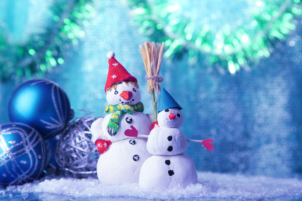 güzel bir kardan adam ve parlak zemin üzerine yılbaşı dekor - Fotoğraf, Görsel