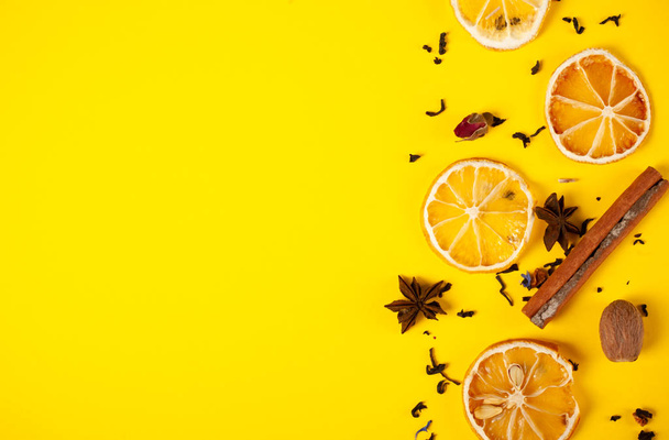 still life tea with lemon on a yellow background - Foto, Imagem