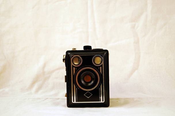Fotografía de cerca de una vieja cámara sobre fondo cervatillo
 - Foto, Imagen