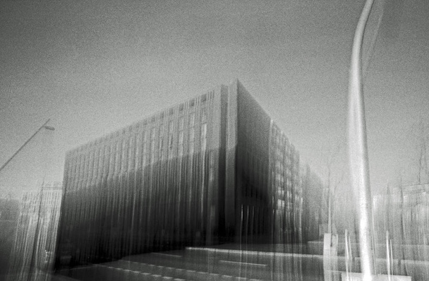 Fotografia analógica em preto e branco desfocada de edifícios de escritórios da cidade
 - Foto, Imagem