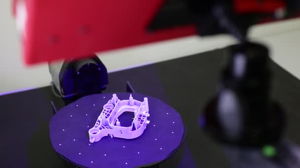 Qualitätsingenieur scannt einige Formteile mit einem professionellen optischen 3D-Scanner mit Drehscheibe, Messkonzept - Filmmaterial, Video