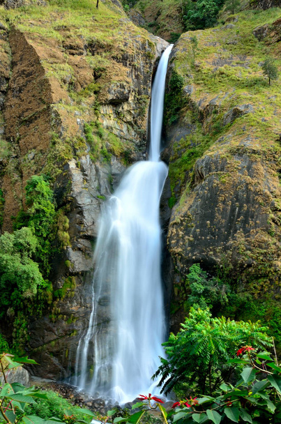 山の中で最も狭い滝、ヒマラヤ、遅いシャッタースピードで作られた - 写真・画像