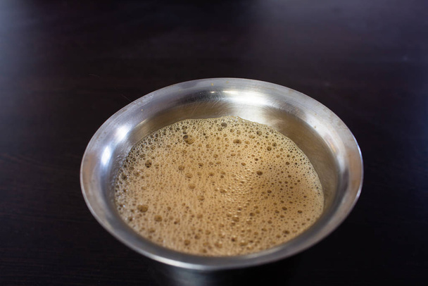 Вид фильтрующего кофе в стальном тумблере. Ченнаи славится подлинным фильтрующим кофе
. - Фото, изображение