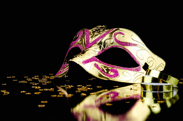 Máscara de carnaval em fundo preto com espaço de cópia para texto
 - Foto, Imagem