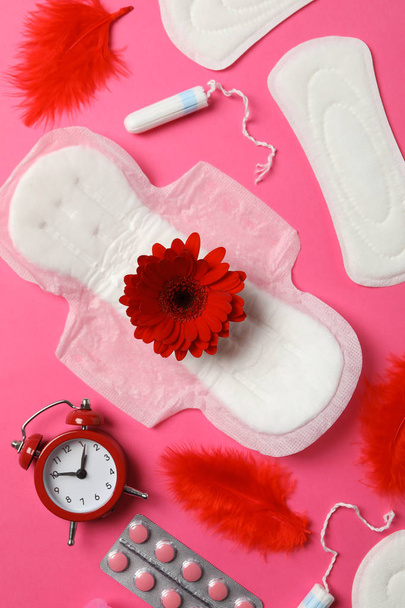 Menstruele periode concept op roze achtergrond, bovenaanzicht - Foto, afbeelding