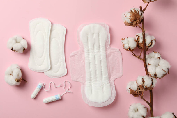 Sanitary pads, tampons and cotton on pink background - Foto, Imagen