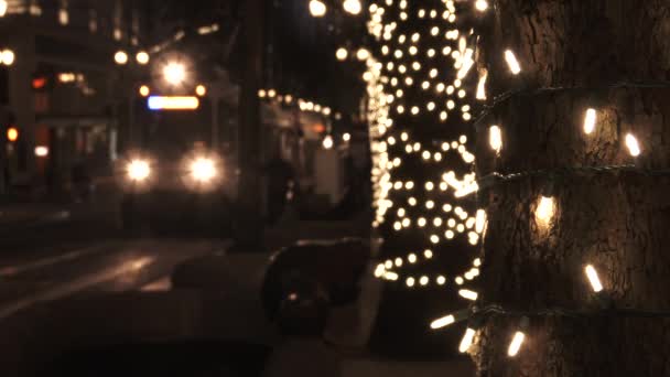 Jouluvalot koristella kaupungin kaduilla Portland, Oregon junalla ohi, tunnistamaton kaupalliseen käyttöön
. - Materiaali, video