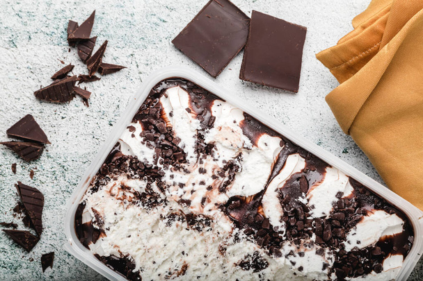 Çikolata parçacıklı dondurma. Serinletici Stracciatella Tatlısı. Boşluğu kopyala - Fotoğraf, Görsel